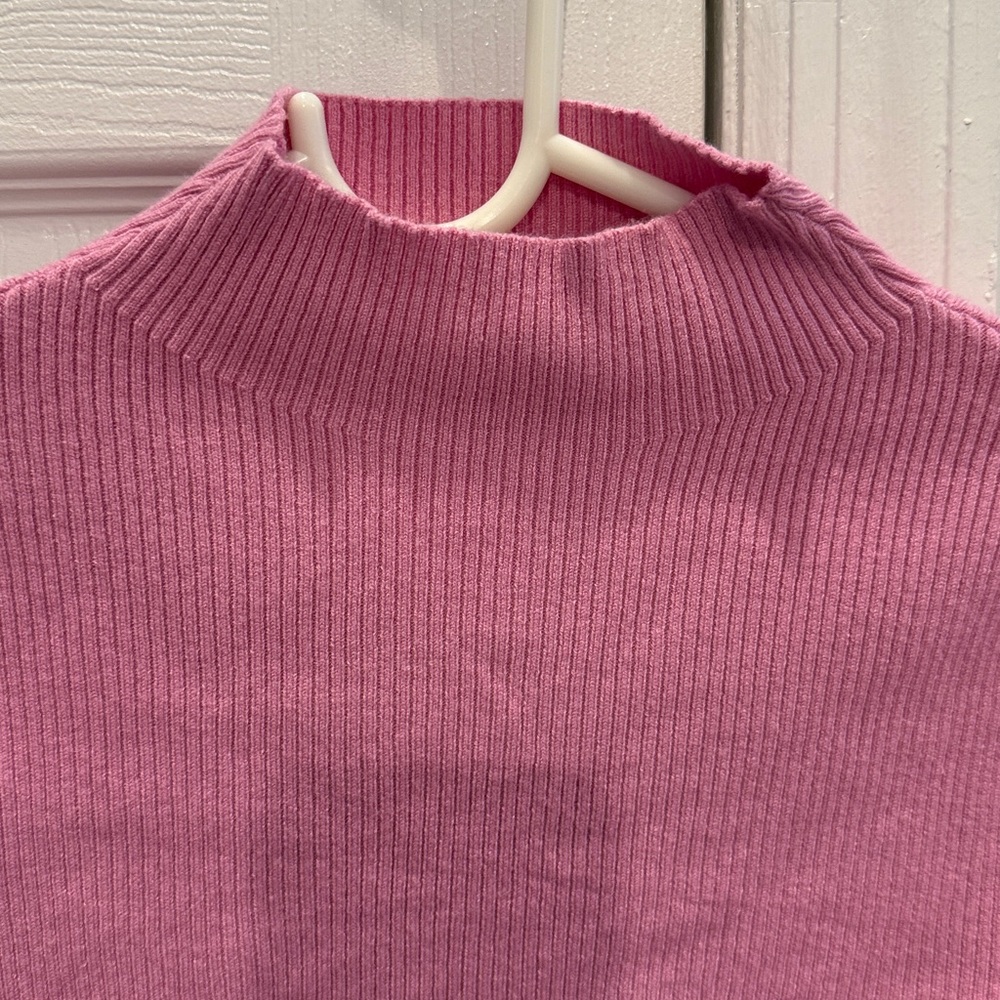 Pink Ribbed Crop Top. Size small - Picture 3 of 4